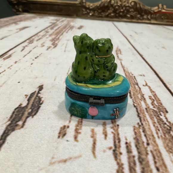 TWO FROGS IN LOVE HINGED TRINKET BOX - Picture 3 of 8